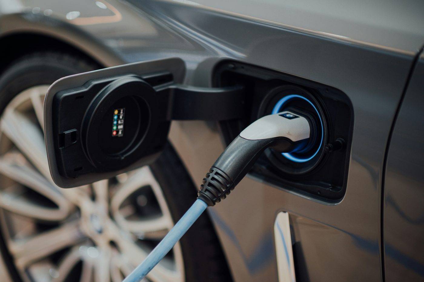 Cargar tu coche eléctrico con placas solares en casa